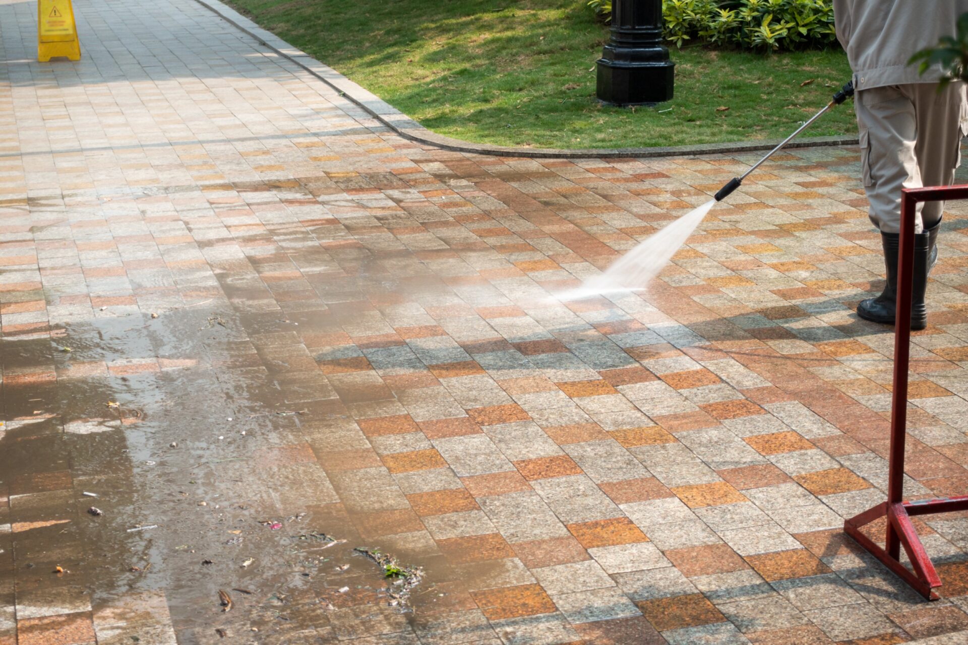 Outdoor floor cleaning with a pressure water jet on street